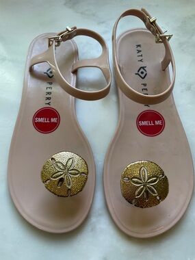 Katy Perry Geli Sandals in Sand Dollar Light Tan & Gold, Size 6
